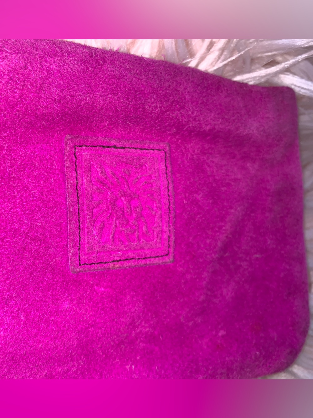 🩷ANNE KLEIN🩷VINTAGE SUEDE LION EMBOSSED POUCH. - Picture 2 of 8